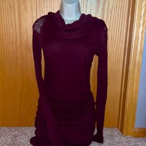 Sweater long sleeve dress with cow neck.